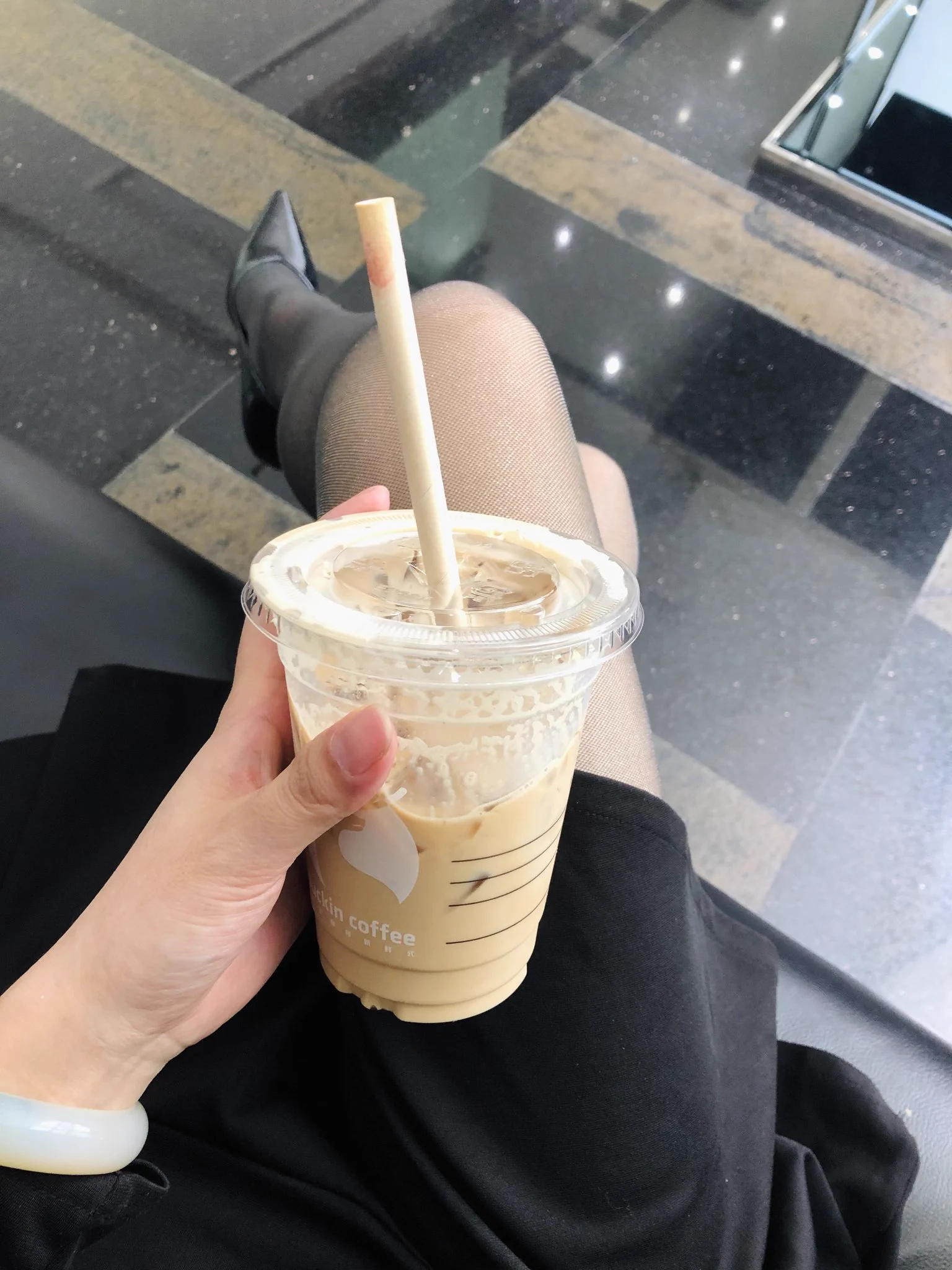 🧦：@limerencem 银脚大王！在公司楼下瑞幸喝咖啡拍的，旁边的人走来走去，抬腿的时候好像被隔壁公司的帅弟弟看到我无内穿丝了，好刺激！他会不会认为我是骚货？ #涞觅润丝#投稿 @Dayulejia91 @Fanjiahui2020 @DP_ArtStudio @Sexyallnight609 @Dream_QY https://t.co/pKMIlDvOs7