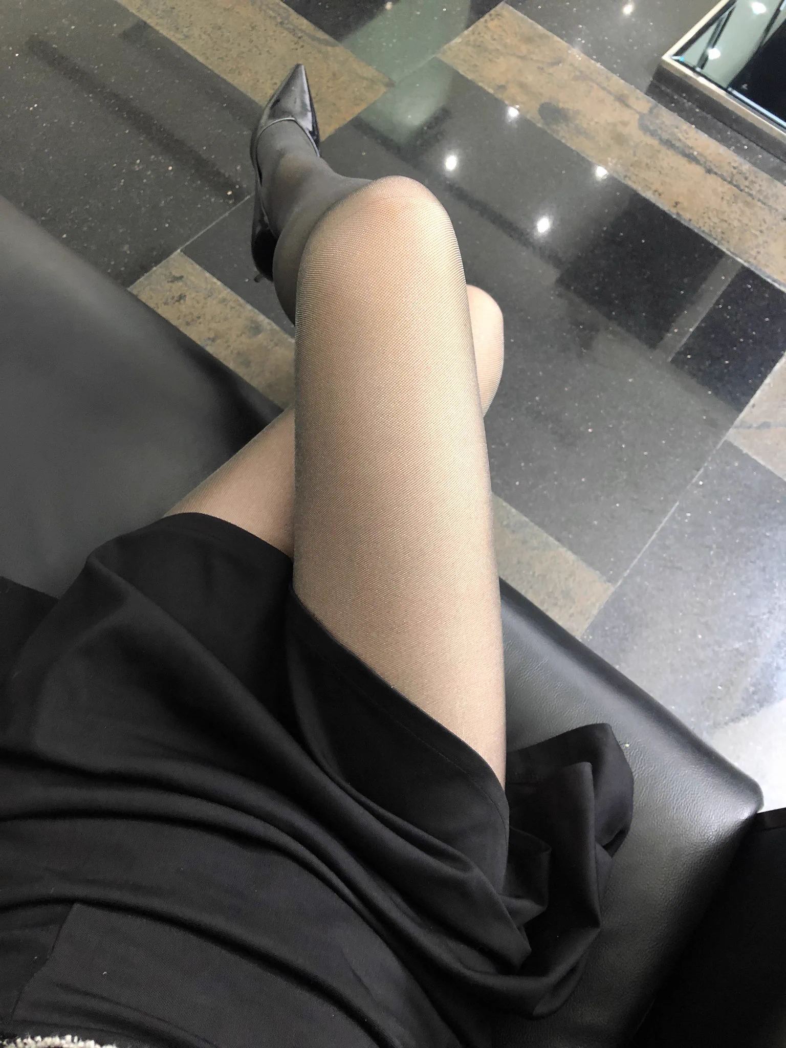 🧦：@limerencem 银脚大王！在公司楼下瑞幸喝咖啡拍的，旁边的人走来走去，抬腿的时候好像被隔壁公司的帅弟弟看到我无内穿丝了，好刺激！他会不会认为我是骚货？ #涞觅润丝#投稿 @Dayulejia91 @Fanjiahui2020 @DP_ArtStudio @Sexyallnight609 @Dream_QY https://t.co/pKMIlDvOs7