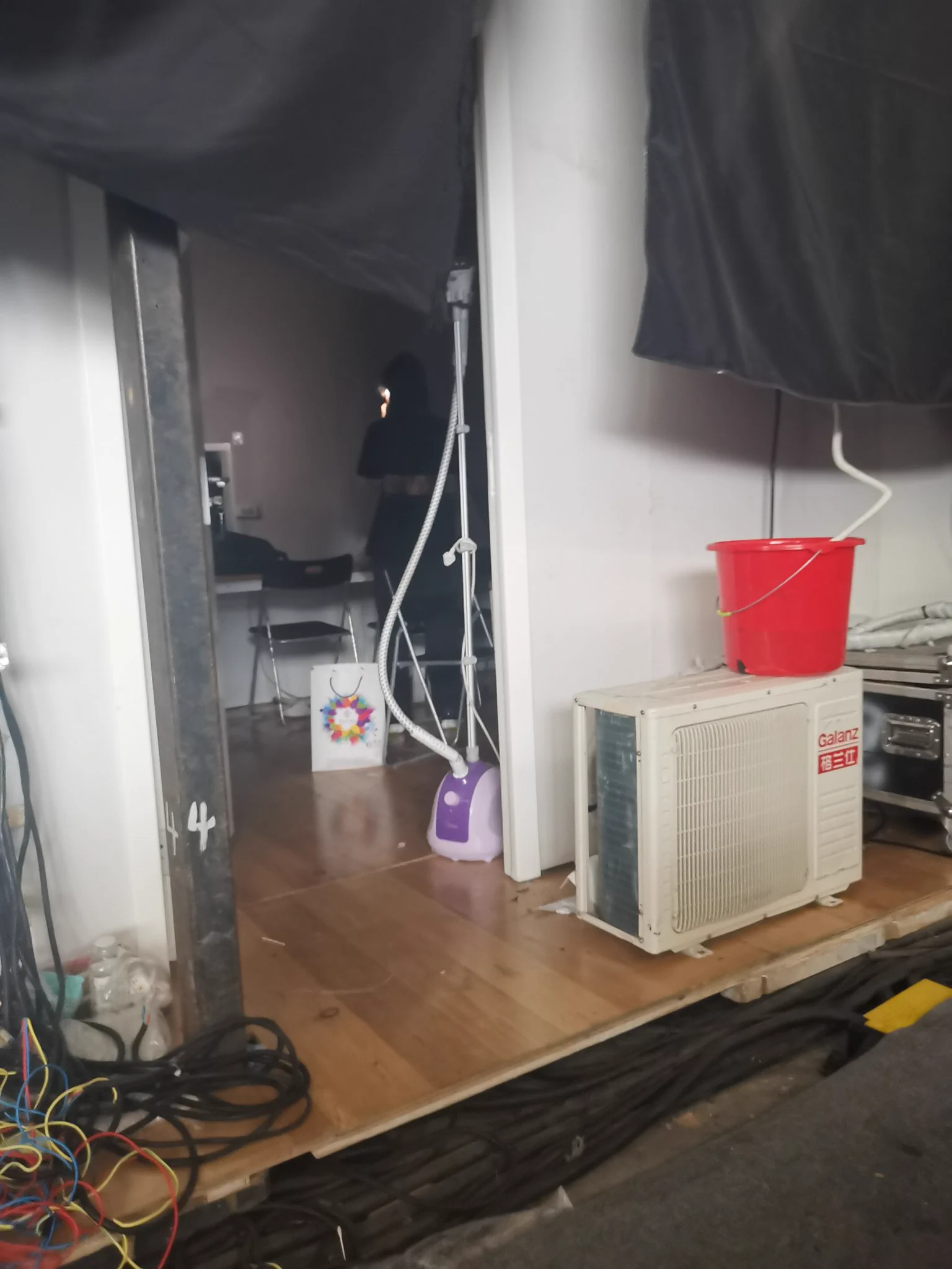 蹲守了两个小时，收货十余双车展礼仪肉丝，只可惜部分肉丝和外卖倒在一个垃圾桶里，被污染了 #扫楼 #打胶 #更衣室 #肉丝 #捡丝 #原味 https://t.co/X3XTW0wAlx