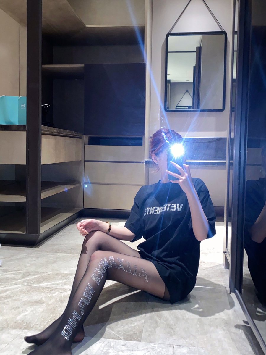 不怕丝袜带字母 就怕丝袜字母还带钻
#黑丝 #丝袜少妇 
@LittleDirtySec4 @Fanjiahui2020 @code9521 https://t.co/UZd4AMlLOO