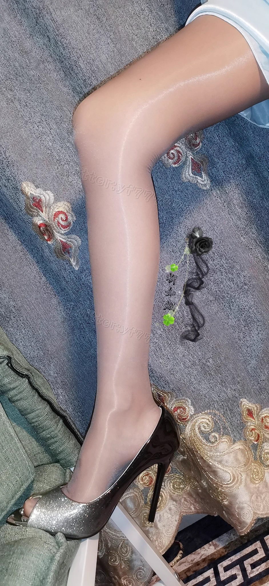 月色叩窗而入，与烛影对舞。菱花镜中眸光流转，羞红了一阕婉约，黛眉描罢却回首，笑问深浅入时无 @limerencem @LMziqiao https://t.co/3sQYlNmqFS