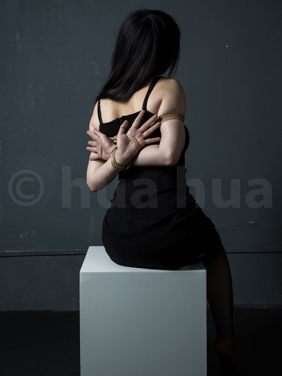 软软的妹子，可以解锁很多新姿势哦
感谢出镜：@GuiGuiSimons  欢迎大家约鬼鬼绳缚哦，有偿绳模
绳缚+摄影：华华
坐标南京，欢迎绳缚体验or拍摄 https://t.co/06TQaqqHZz