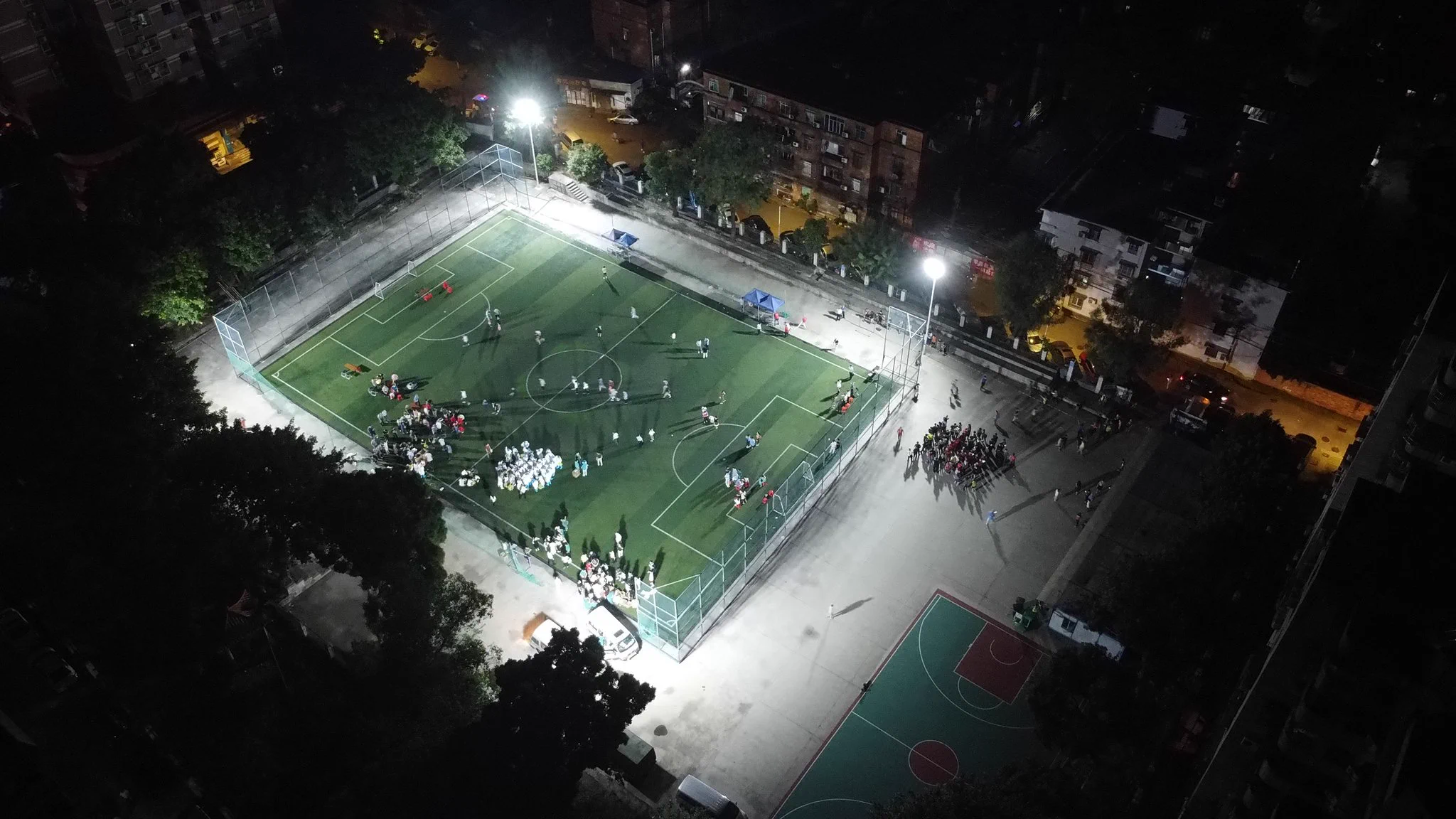 广州市荔湾区白鹤洞鹤园社区凌晨被围封，有新冠肺炎疑似病例在这里居住。 https://t.co/ZGOp0SiaSY