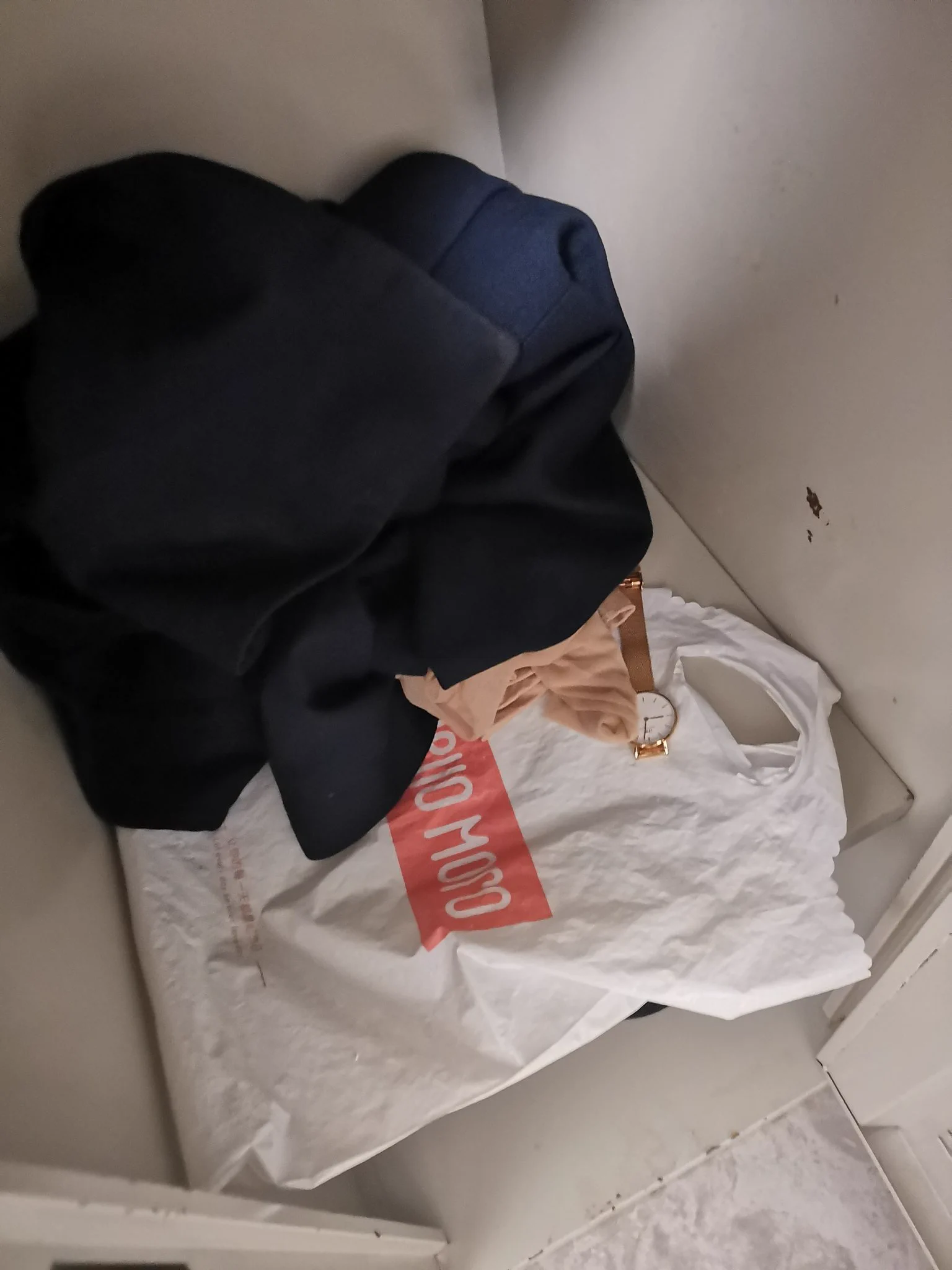潜入售楼部更衣室，可惜柜子里只有一双丝袜，高跟都是刚脱下来的，还有一点温度，味道酸爽，尤其是最上面左边的那双，直接发射，来不及清理就撤了！#高跟 #丝袜 #扫楼 #更衣室 https://t.co/qldvPsZ94V