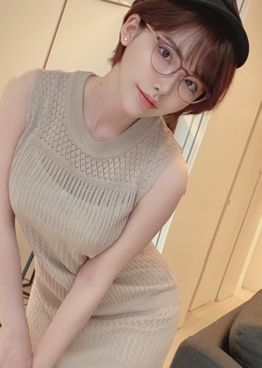 今日のお姉さんの服はこれですどうかな☺️ https://t.co/0PS0ISdyWf