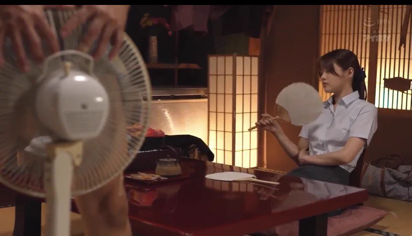 每个日本AV女优都拍过的情景：跟部长出差被迫住一间房 然后被迫看这个部长在她面前用小风扇吹鸡巴🐒 https://t.co/EH3htPnEm4
