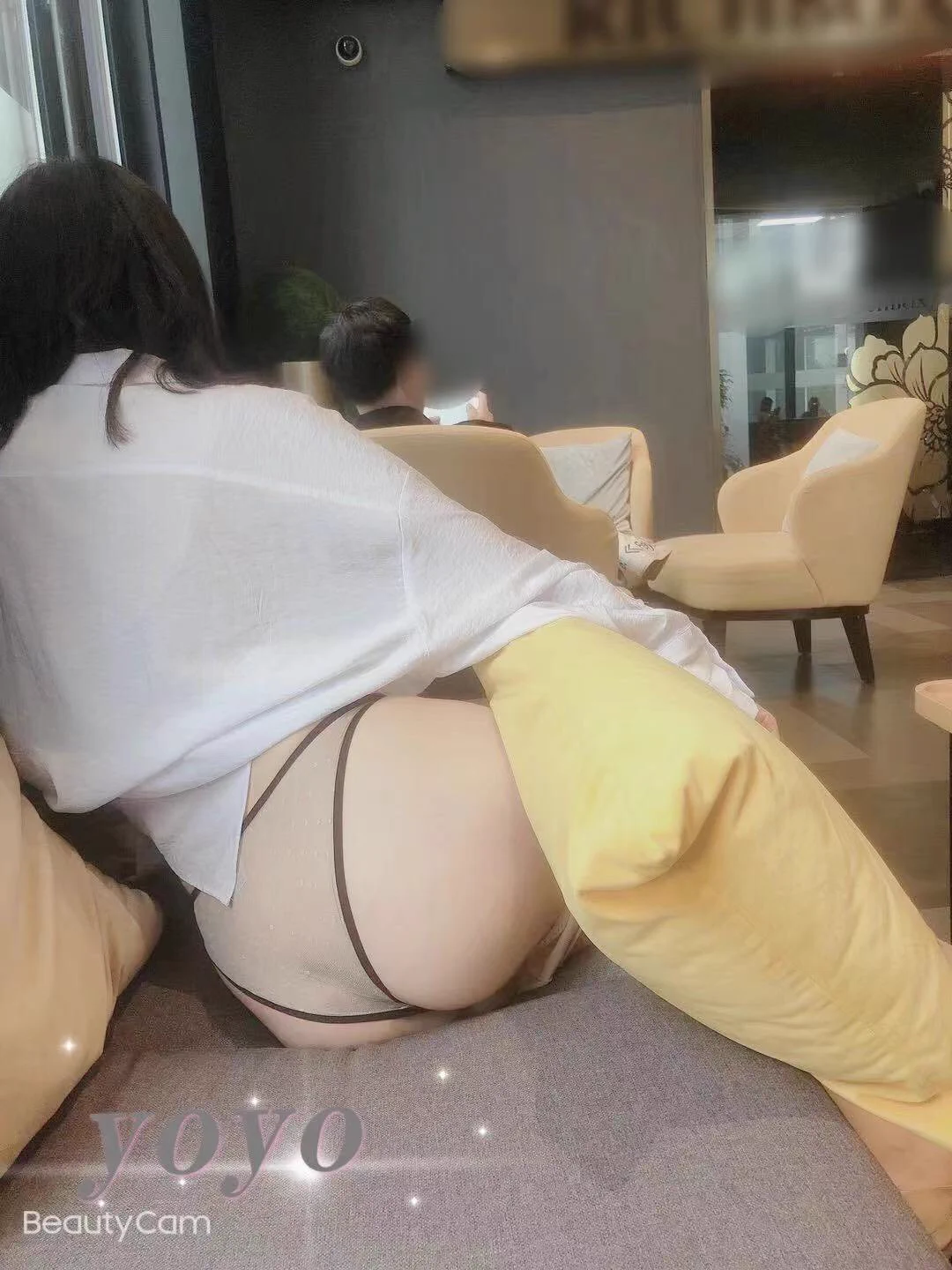 吧台小哥看过瘾了，可惜他没勇气过来。拍照真不容易 四面八方都是人 还是比较刺激的😄 https://t.co/jfJo4HFNqv