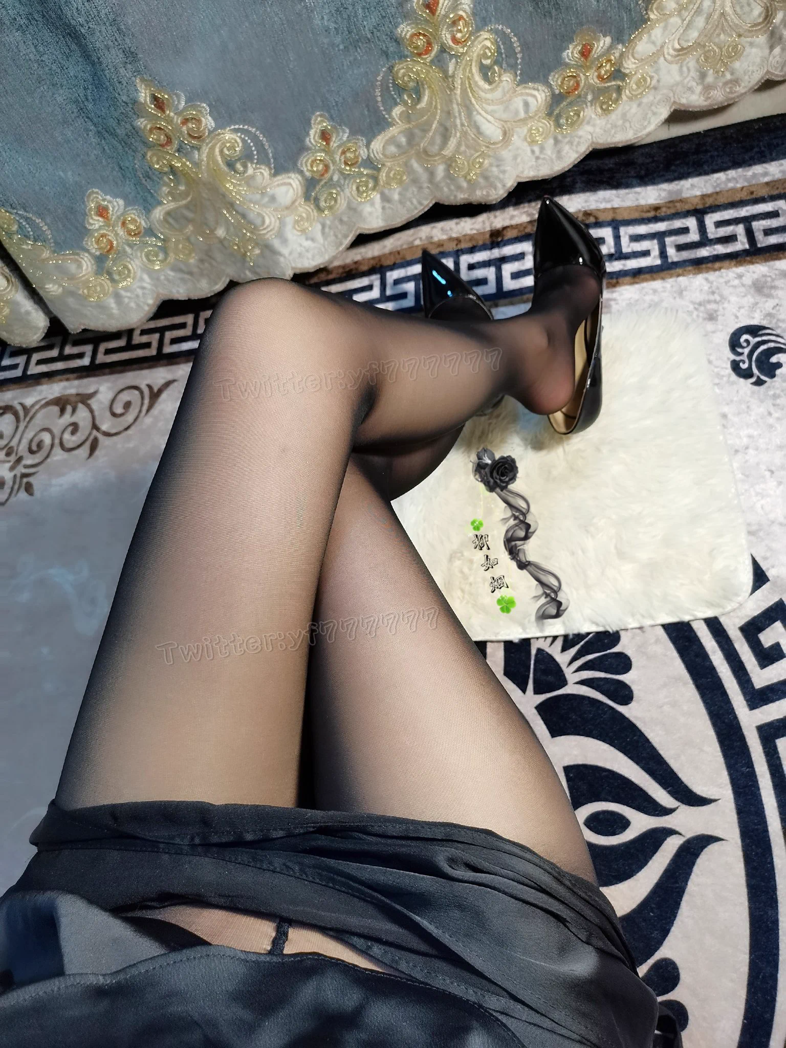 剪一缕莹蓝在晨光中织梦，缀几瓣白云的宁馨和浪花的澄净，蓝底白花的梦帕上，无风也无月，无怨亦无嗔，从此写满尘世的安然。
@Lingerie_0 https://t.co/a29YMNytCb