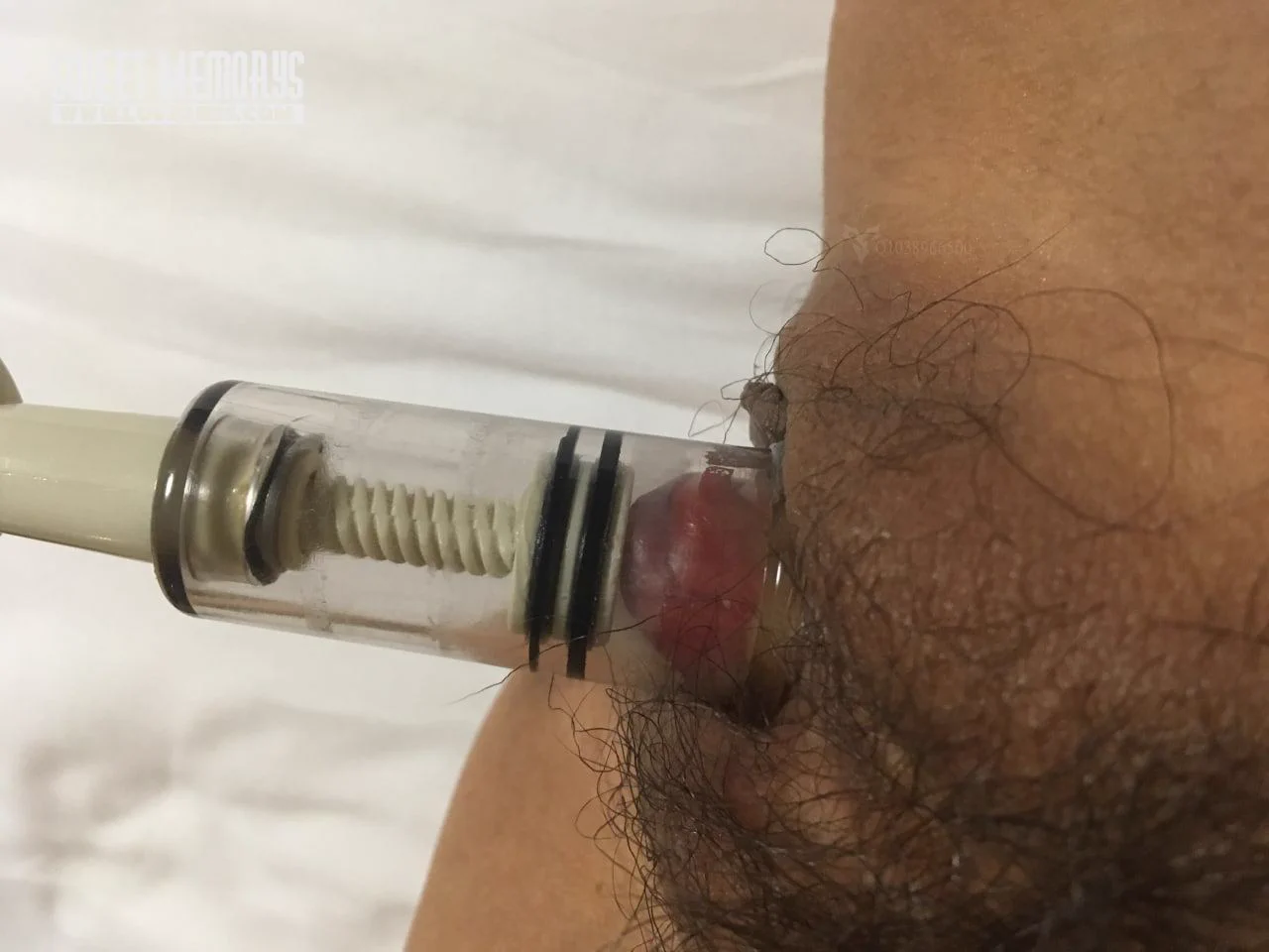 喜欢用吸阴器把阴蒂吸起来然后口女人的肉穴，看着阴蒂一点点蓬勃涨大的样子， https://t.co/UBDkPwrHaE