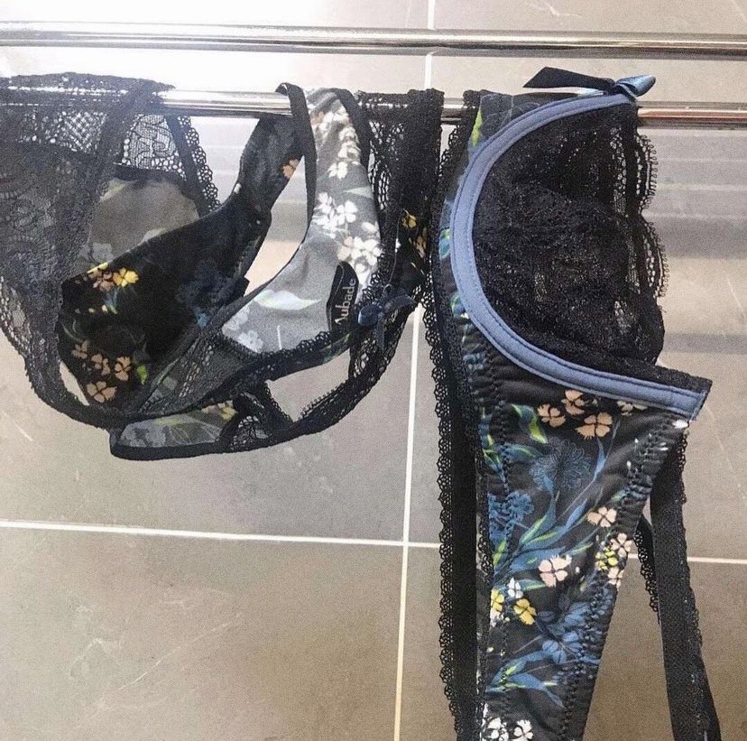 他刚才洗澡时 拿着我的内衣进厕所了…出来时没拿，就挂在这了。。不知道他干了什么😂 https://t.co/SNnIuUGo6r