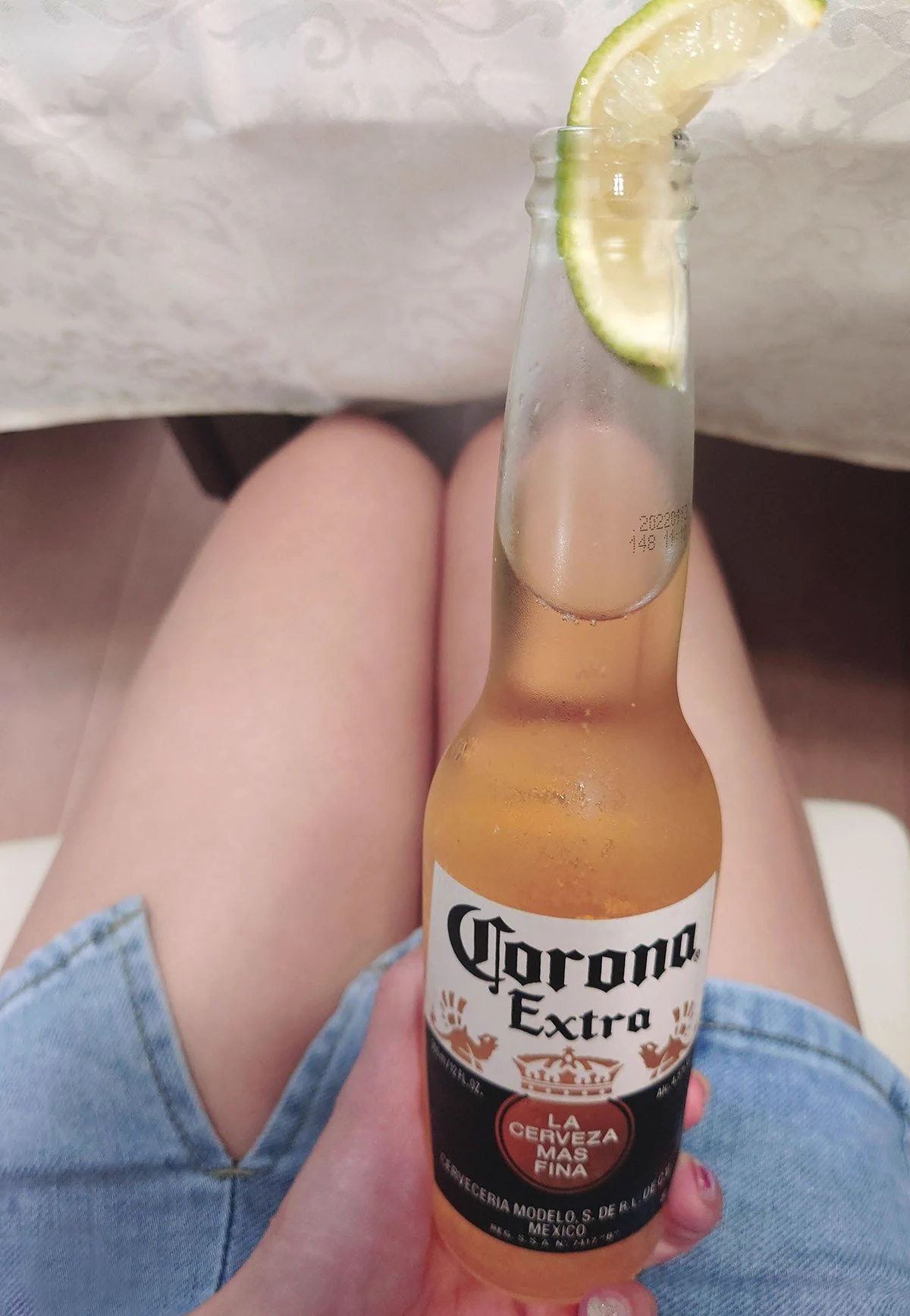 フォロワーさんに頂いたCORONAビール、ラスイチ.˚‧º·(ฅдฅ｡)‧º·˚.ライムINして飲むのが美味しすぎてどハマり中💕💕 https://t.co/07kqUvGMTf