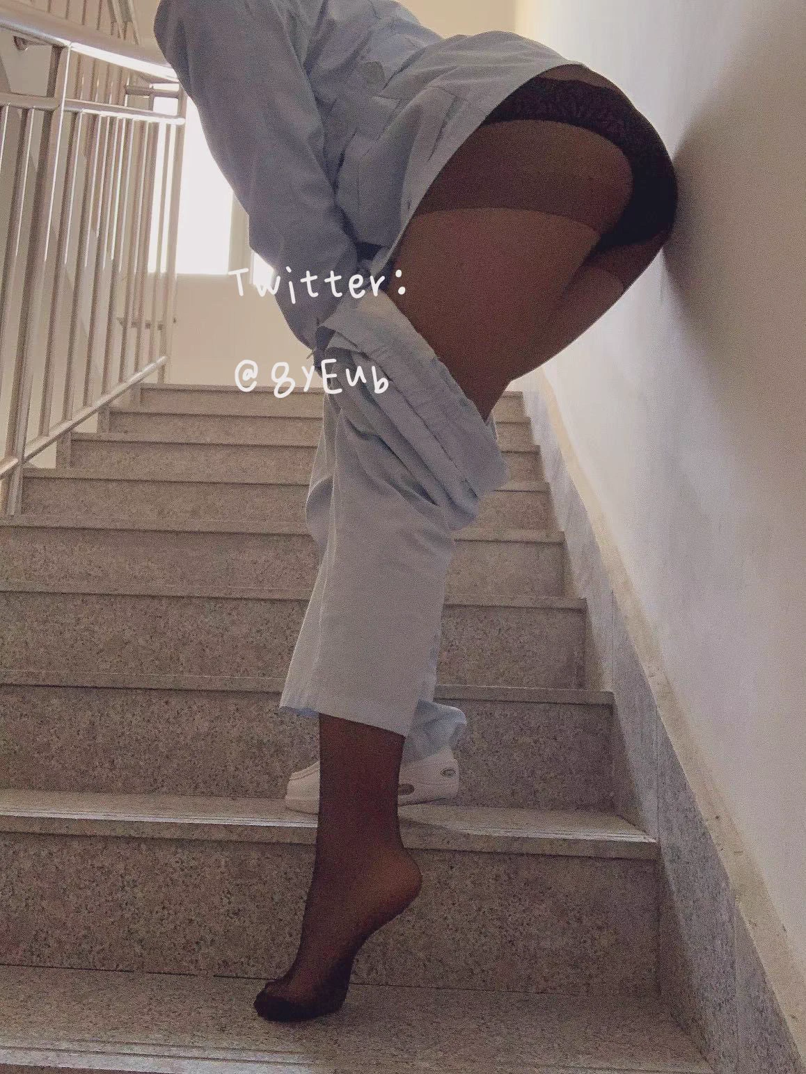 圖片來自@8yEub 二推這位po主了。是真的小護士，這樣的職業再配合著絲襪，總能讓人想起隔壁霓虹國的小電影，可護士服和場景又是國內的特征，這種真實感完全超越了霓虹國小電影帶來的快感。我看著她入圈到現在120k，說明是真的好。我買過她的原味絲，喜歡味道濃烈持久的可以fo她購買，實名好評。 https://t.co/qkHaU4d3wW