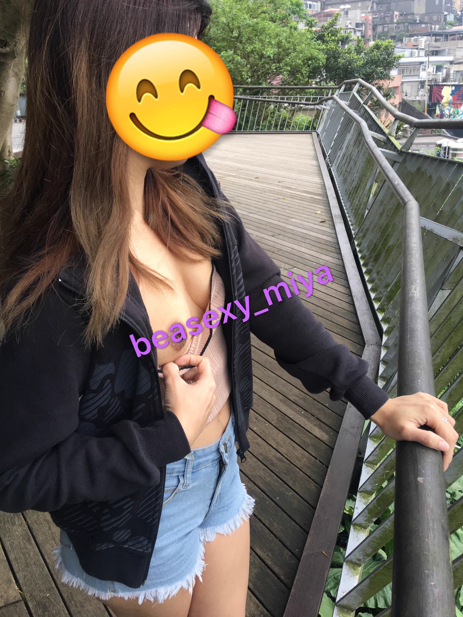 好天氣出去走走～出門時都沒感覺我沒穿內衣🤣真的不是故意的啦🥰🥰拍照還是很自然💋💋很久沒去九份走走了感覺很放鬆🤗聽說晚上還有活動⋯⋯🤫什麼活動呢？你們猜猜😛😛 https://t.co/kWOZuSx8Yz