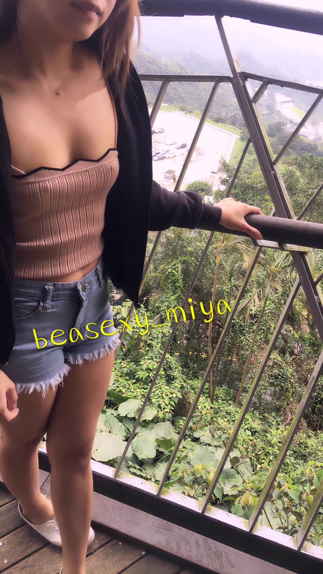 好天氣出去走走～出門時都沒感覺我沒穿內衣🤣真的不是故意的啦🥰🥰拍照還是很自然💋💋很久沒去九份走走了感覺很放鬆🤗聽說晚上還有活動⋯⋯🤫什麼活動呢？你們猜猜😛😛 https://t.co/kWOZuSx8Yz