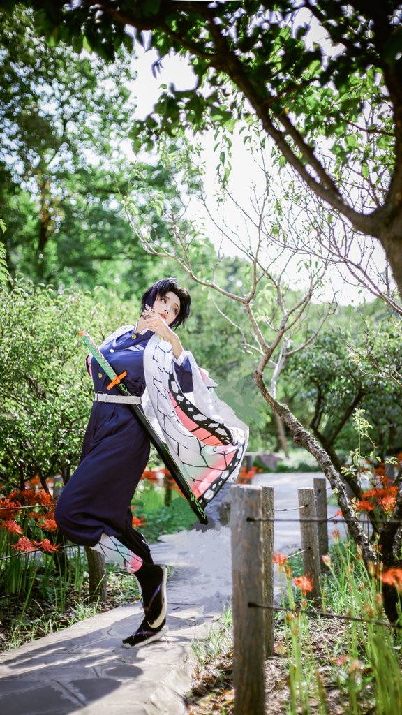 摸不到电脑。。。勉强用手机修掉了背后的人😂 https://t.co/yv6lIj9r1d