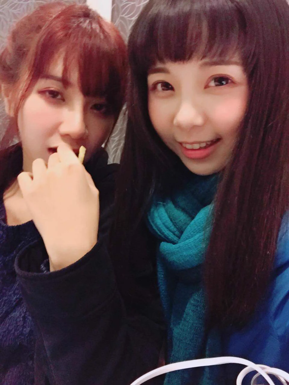 然後我是因為認識了貴人阿胎才進的直播圈@Tiny0219 跟她聊天一直覺得她好像很窮但她說她有朋友直播兩個月賺60萬我就哇咧幹我也要然後開台第一個月我的直播業績就一直屌打她到現在了所以到現在阿胎還是很窮 https://t.co/q4JHm0Cln9