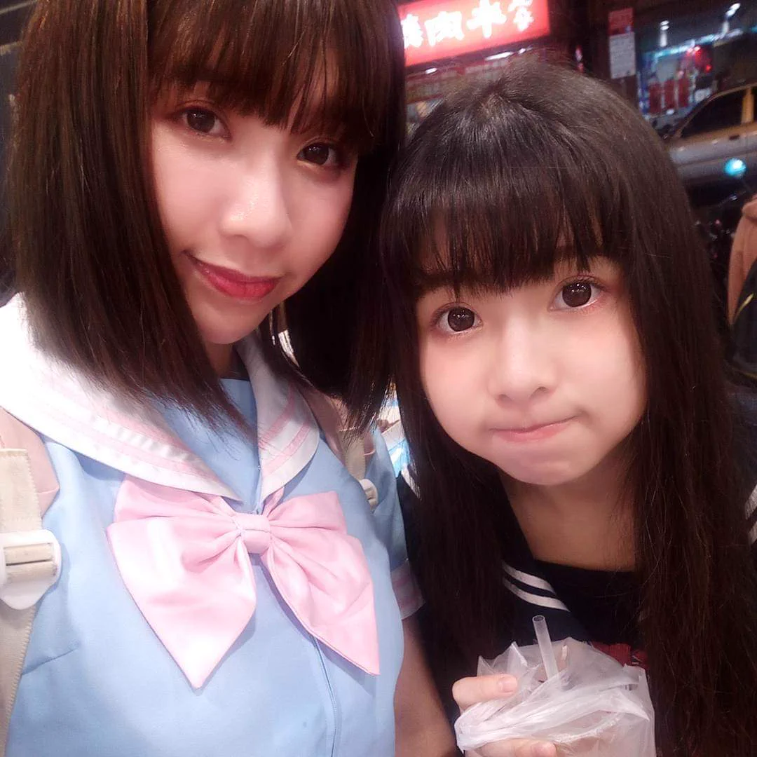 然後我是因為認識了貴人阿胎才進的直播圈@Tiny0219 跟她聊天一直覺得她好像很窮但她說她有朋友直播兩個月賺60萬我就哇咧幹我也要然後開台第一個月我的直播業績就一直屌打她到現在了所以到現在阿胎還是很窮 https://t.co/q4JHm0Cln9
