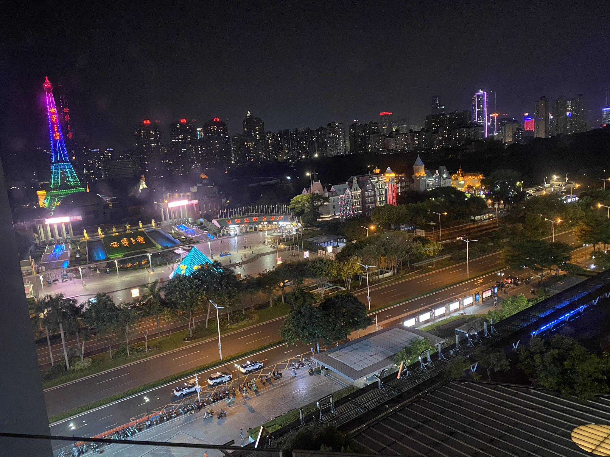 人妻女友送老公去机场后就来酒店找我……调情进入状态后让她趴着玻璃上后入她，没有迟疑，看到窗外人来车往的，能感觉到她更刺激了！完事跟她聊医生单男的情况，还有叫上她闺蜜一起玩，也没有那么反感了。幻想4位来自4个不同家庭的人聚在一起的快乐……偷情的快乐😂 https://t.co/e8cpRauFqr