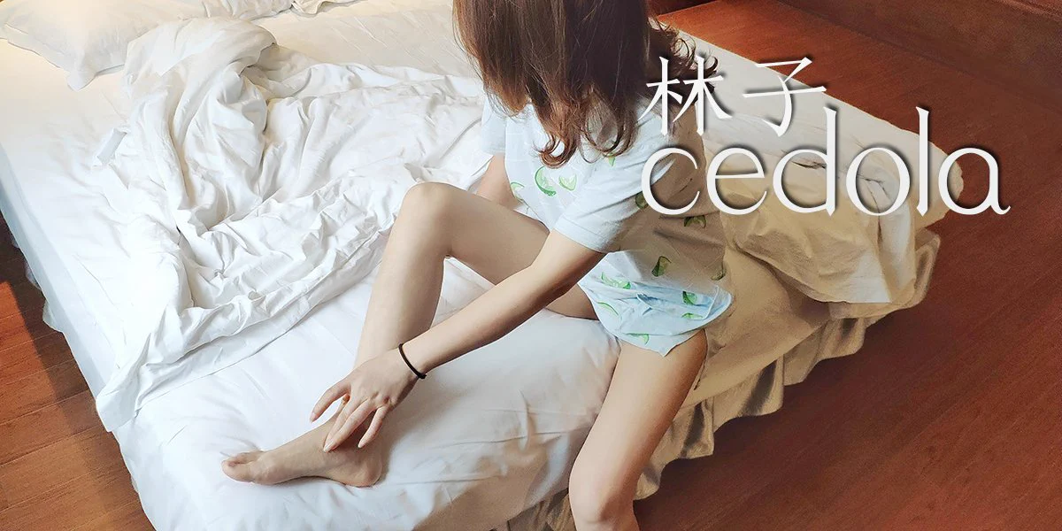 老婆昨晚没回消息，今早告诉我他们昨晚在玩牌，手机扔在房间充电里没拿，还说挺好玩的，想晚一天回家。趁空插播个故事，顺便找了张这件睡裙的旧照。 https://t.co/uLpI9ngYzH