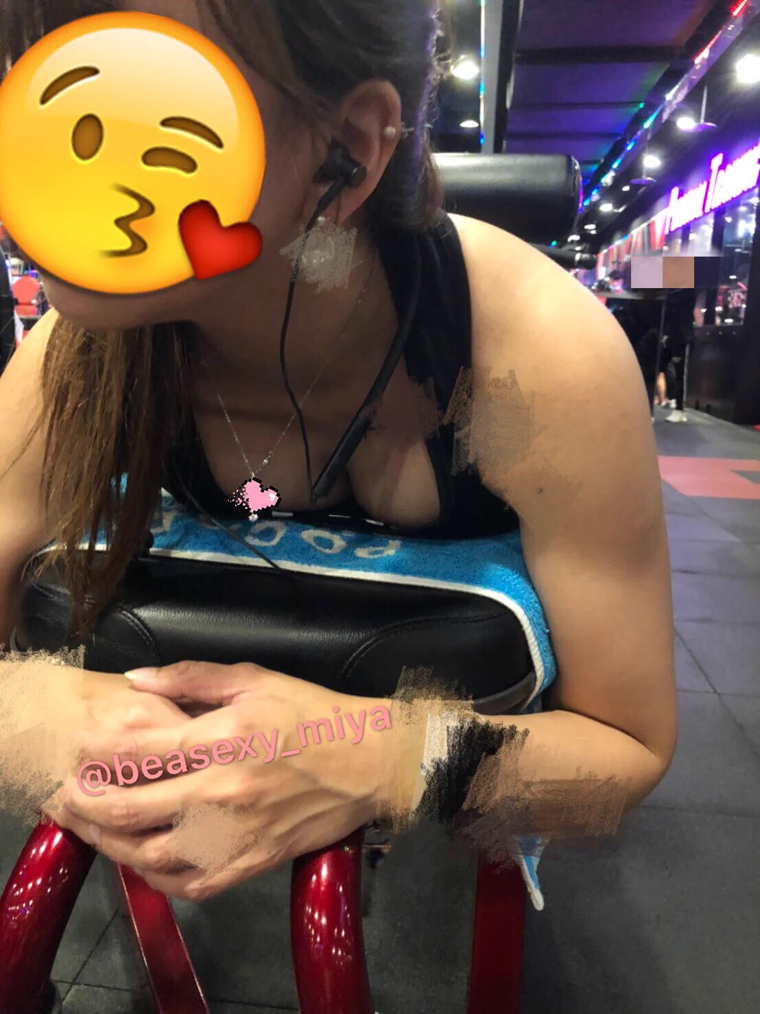 太久沒運動惹😓今天做這項器材怎麼前面站一堆男生🤔人家這樣抬腳姿勢對嗎？還是你要來幫我指導一下呢🥰 https://t.co/6rS1WaWP7Q