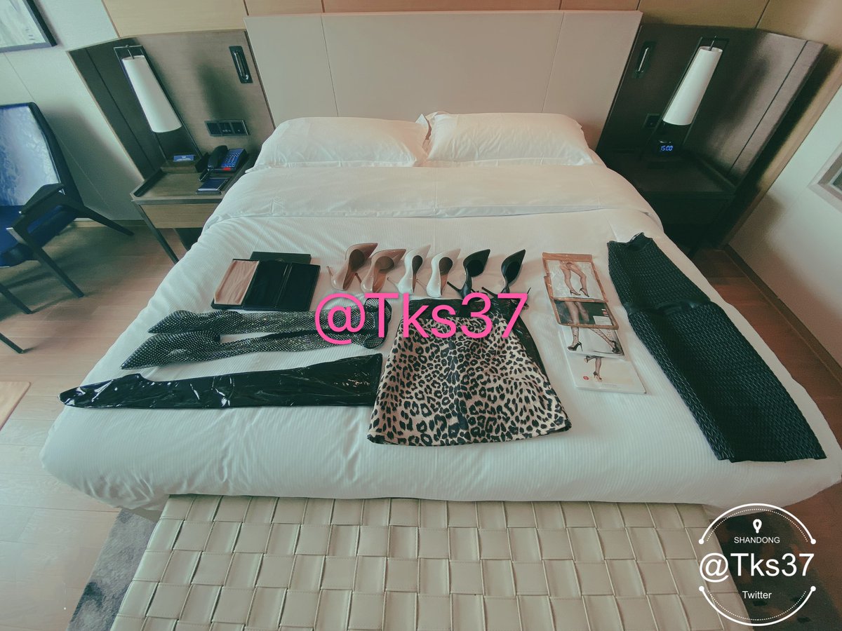 第一次自己谈客户，当然是要全副武装，说服不了就睡服他！不过，穿这样是不是太辣了呢？ https://t.co/bZPTB3hiiY