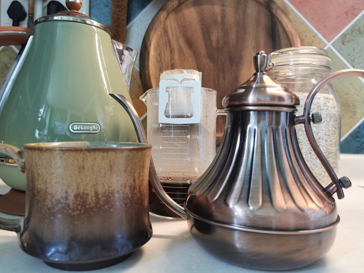 白天靠咖啡续命，
晚上靠酒精安魂…… https://t.co/tirfZyI2kU