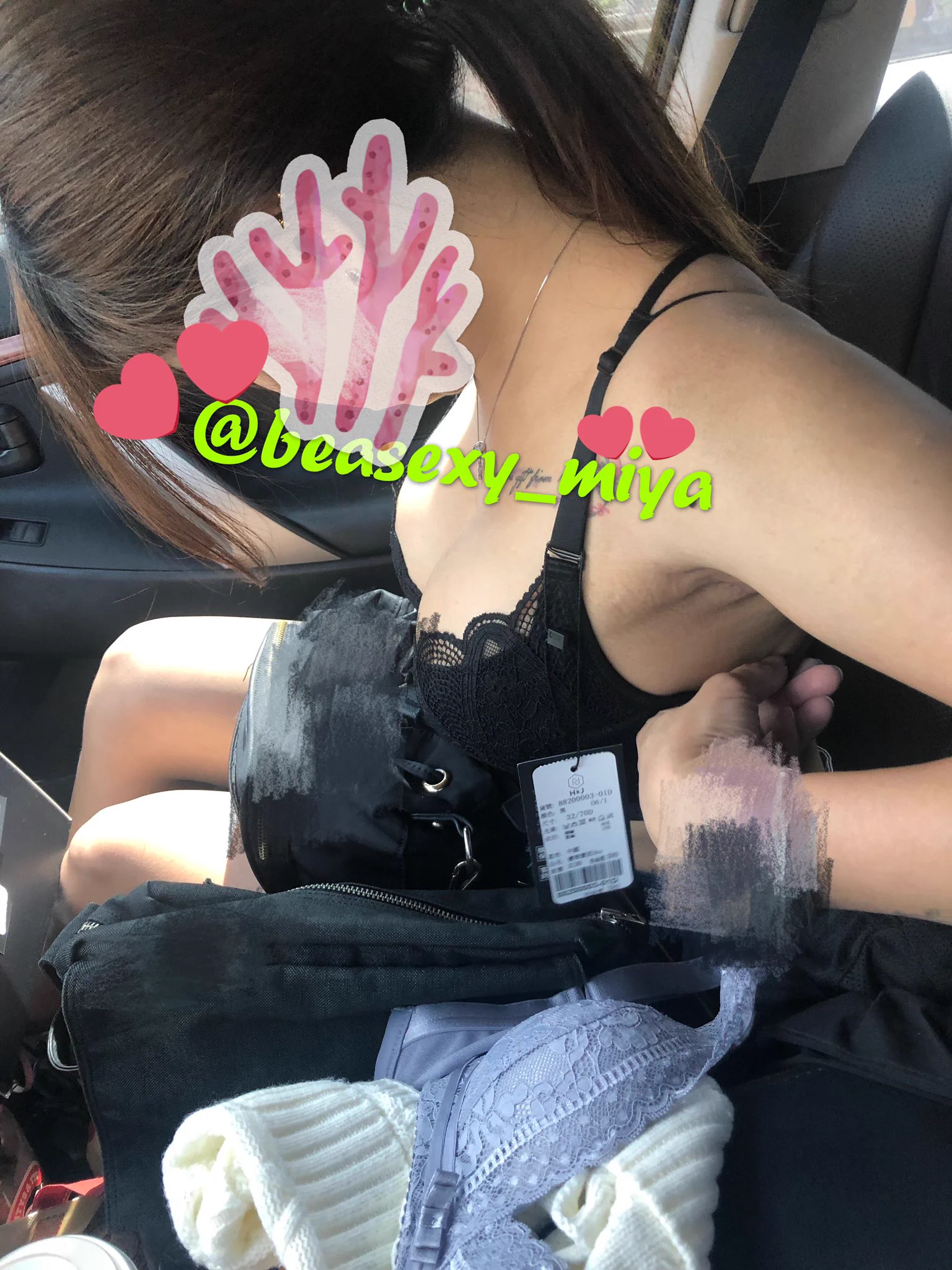 新買的內衣💕💕直接在車上直接試穿，有一件好像罩杯太小了😅暈暈都跑出來了😆😆你們覺得好看嗎？☺️ https://t.co/he12kL0k5n