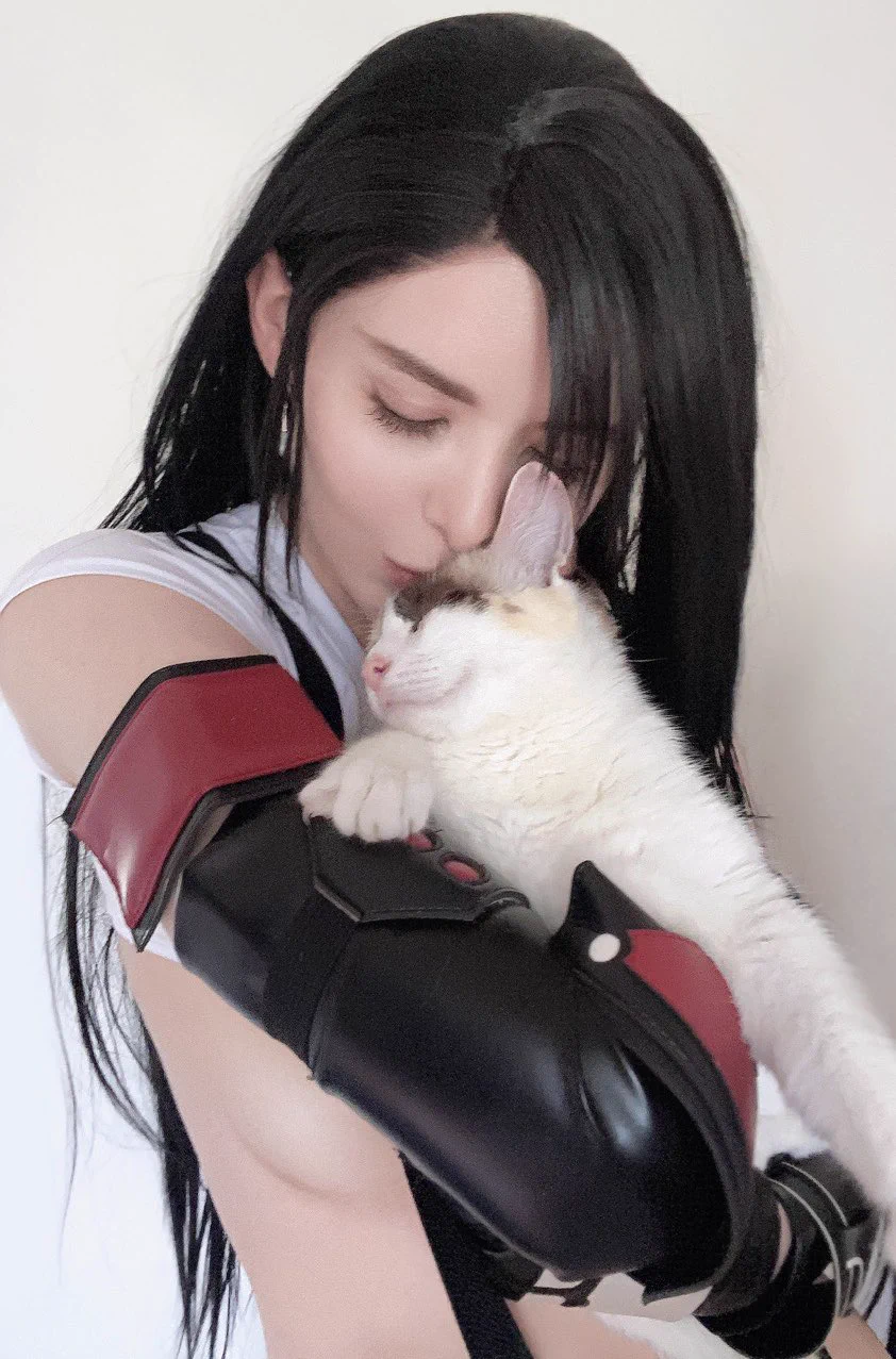 Tifa and a cat!I loved every cat scene in the game! Especially the ones with Wedge’s cats! Luckily I have a look-alike 😸 So... is that Reggie, Biggums, or Smalls? Check comments to compare it yourself and make your guess! ( ⓛ ω ⓛ *)#cosplay #FF7R #TifaLockhart https://t.co/HX2qqUUIqc