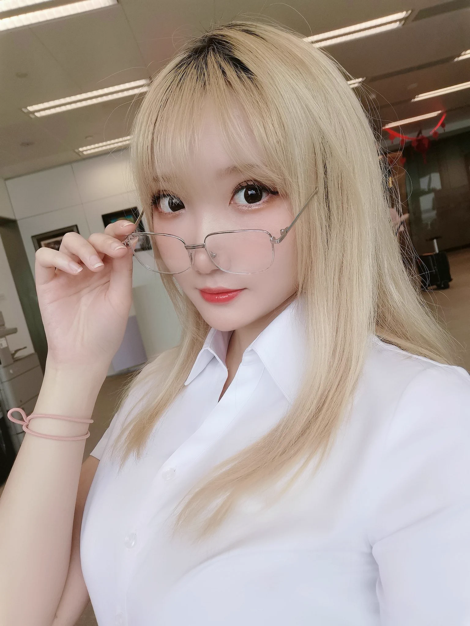 老师？还是ol？ https://t.co/gLrEqlyK2g