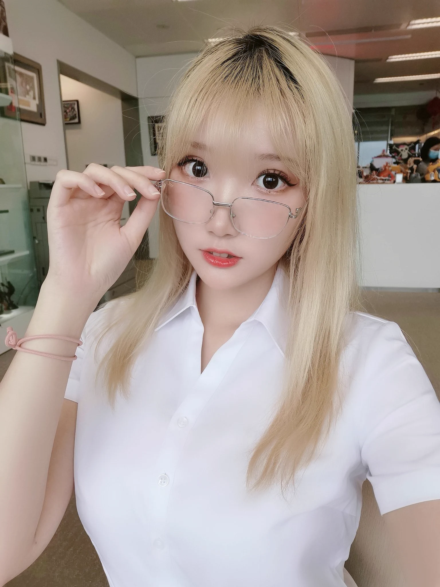 老师？还是ol？ https://t.co/gLrEqlyK2g