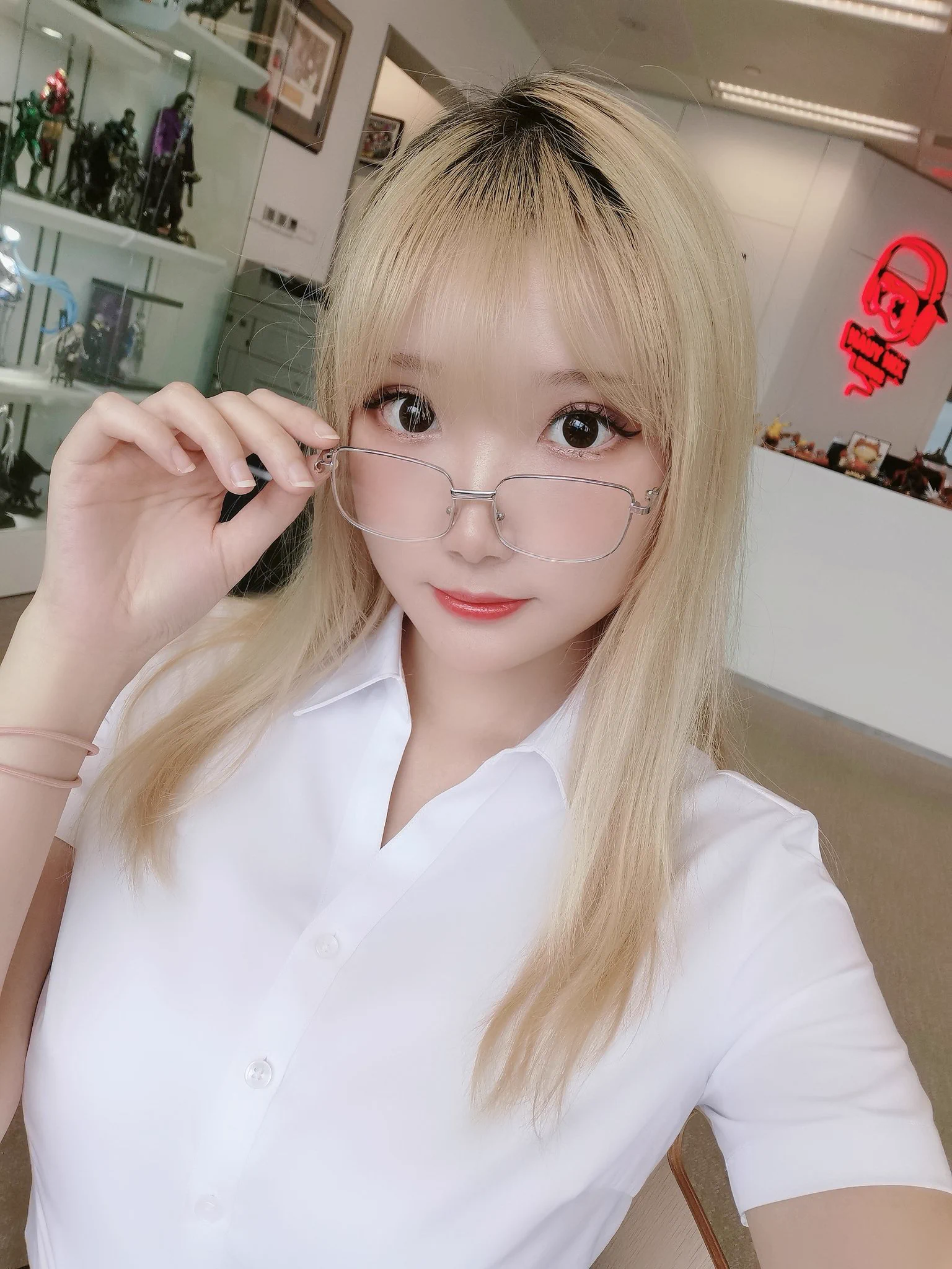 老师？还是ol？ https://t.co/gLrEqlyK2g