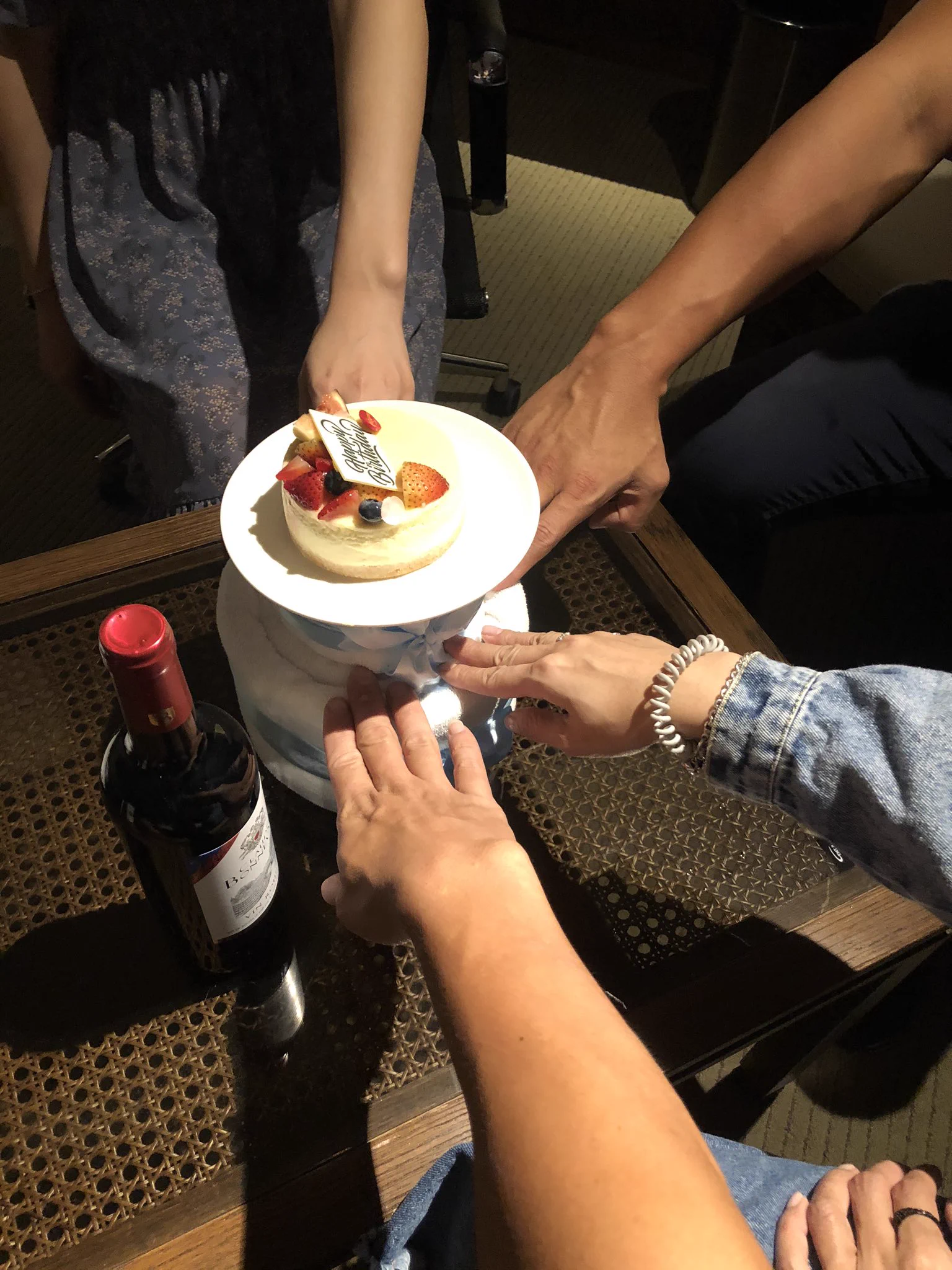 因緣巧合的我們見面了@Melody75301608 ，婆很用心幫公用一場小驚喜、飯店裡一起唱生日快樂歌，米亞覺得你們好幸福🤗🤗雖然我們時間兜不上😞不過有緣會在相見的好漂亮的五🌟酒店#夫妻情侶小聚#一拍即合 https://t.co/tjej84a4Cv