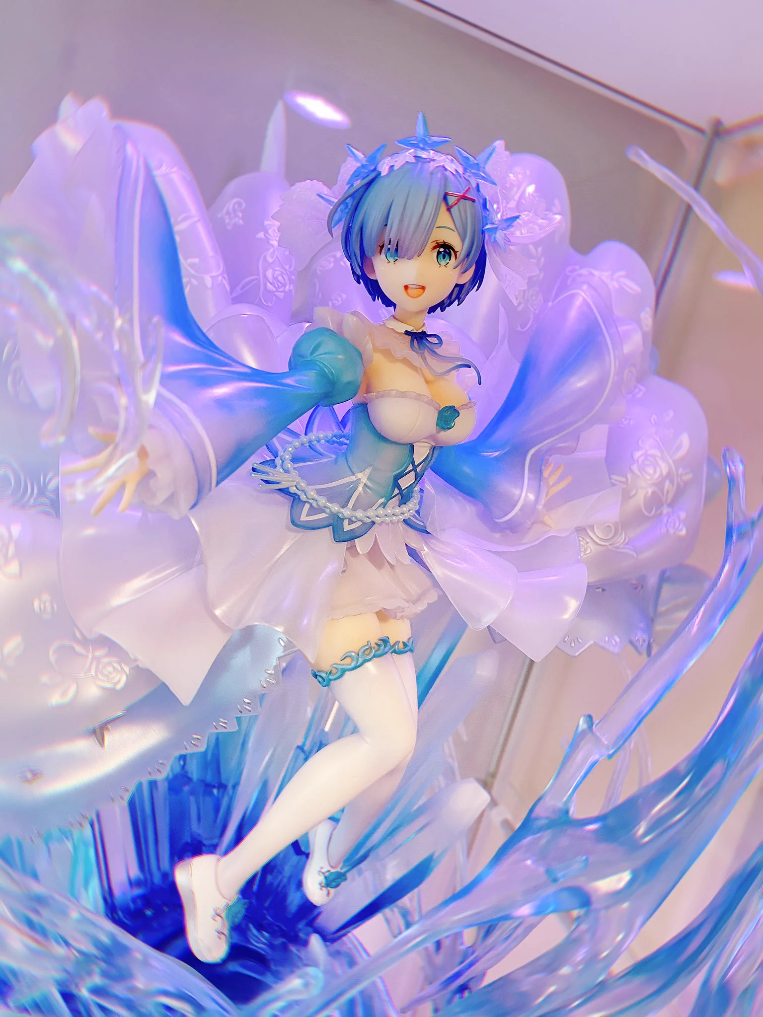 My crystal dress Rem figure finally came in and she is sooooo freaking gorgeous holly crapppp!! 💕 https://t.co/Hb5hA2pwr2