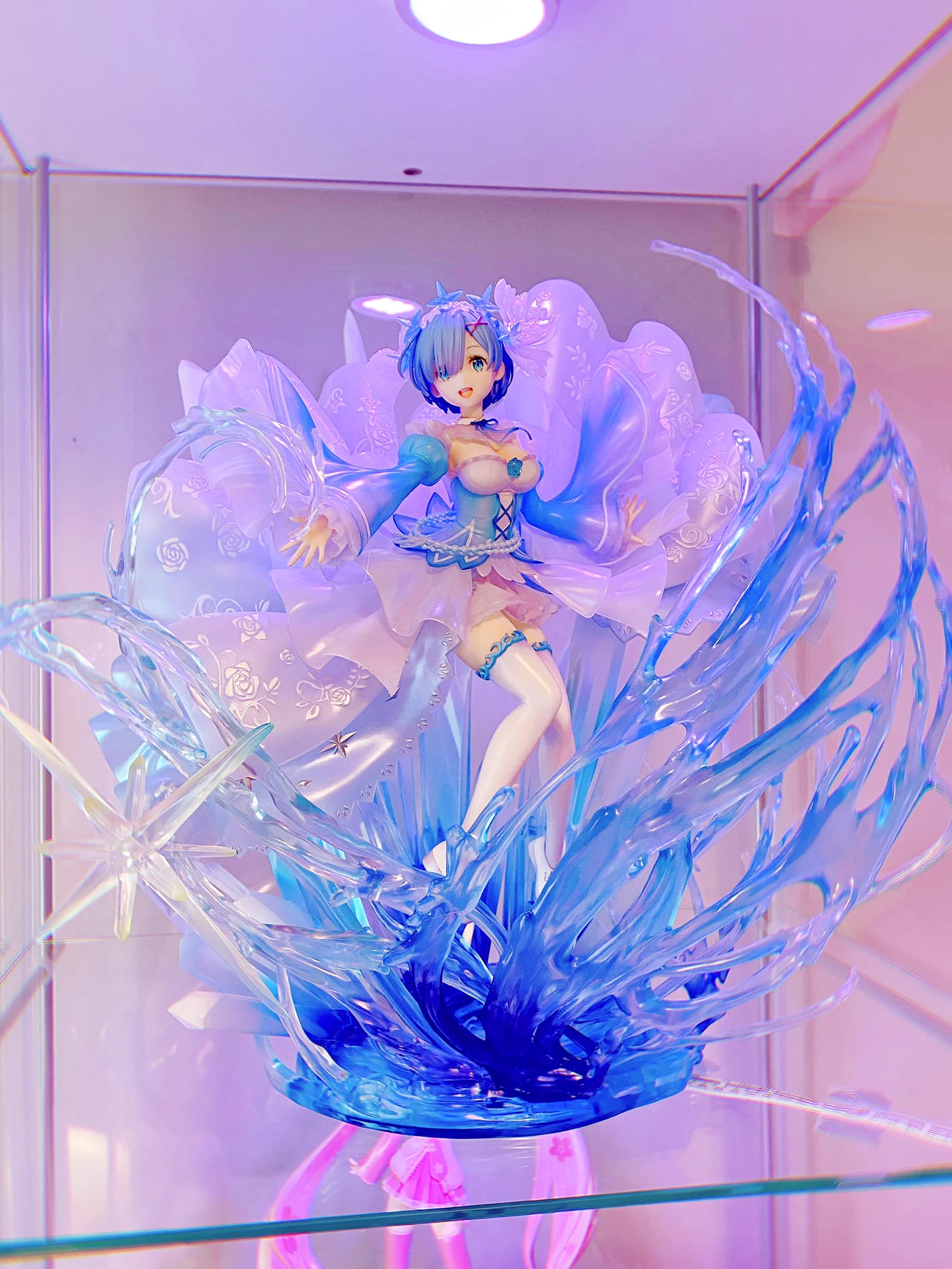 My crystal dress Rem figure finally came in and she is sooooo freaking gorgeous holly crapppp!! 💕 https://t.co/Hb5hA2pwr2