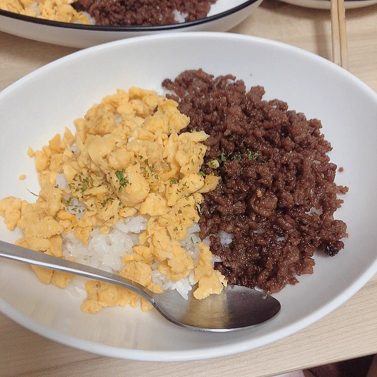 あっ昨日の正解はそぼろ丼だよ✨見た目そんな良くないしお肉も硬くなったけど、味はめっちゃ美味しくて実は今からまたそぼろ丼作るの❤️😳笑これめちゃ美味しくて簡単でオススメ！10分しないくらいで作り終わったよ💪🏽💕💕#料理好き https://t.co/C3ckqC4G5L
