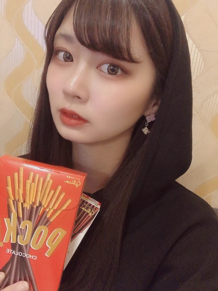 透かしからのニコリ😆今年初めてではないとおもうけど記憶的に今年初めて食べた！ゴツイポッキーが好き#ポッキープリッツの日 #ポッキーの日 #ポッキー https://t.co/TwGkRyWGY5