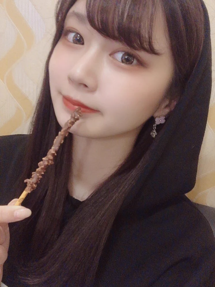 透かしからのニコリ😆今年初めてではないとおもうけど記憶的に今年初めて食べた！ゴツイポッキーが好き#ポッキープリッツの日 #ポッキーの日 #ポッキー https://t.co/TwGkRyWGY5