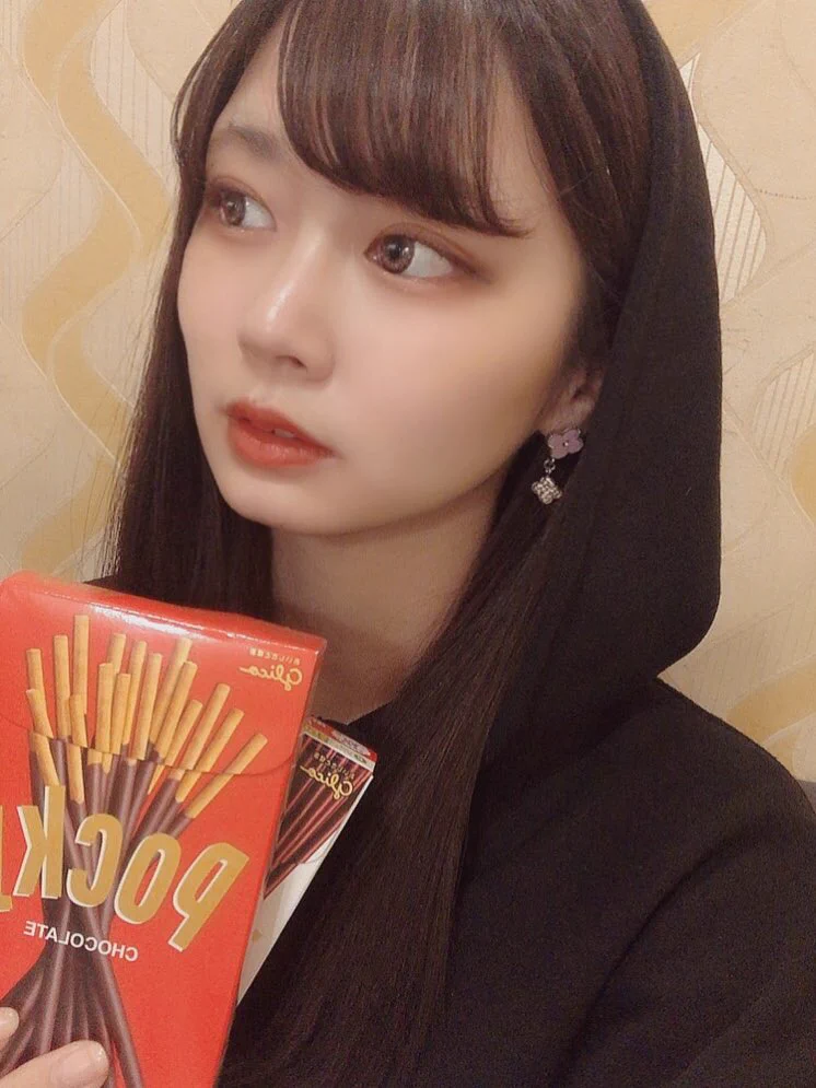 透かしからのニコリ😆今年初めてではないとおもうけど記憶的に今年初めて食べた！ゴツイポッキーが好き#ポッキープリッツの日 #ポッキーの日 #ポッキー https://t.co/TwGkRyWGY5