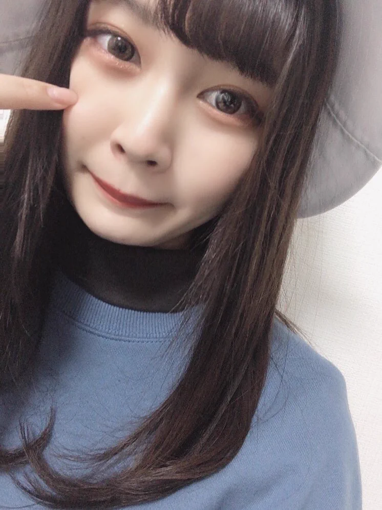 昨日、美容室行ってトリートメントと前髪切ってもらてきたの。パッツンになった！あとたれ目メイクしてみたの。幼い。 https://t.co/KwhyBqENrY