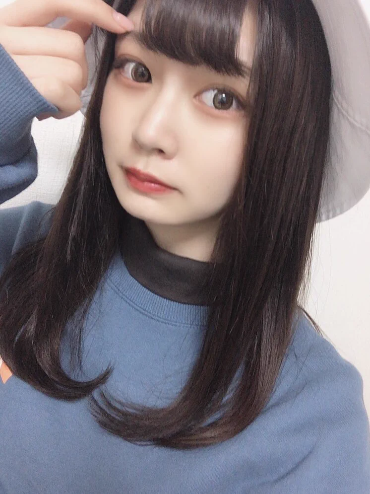 昨日、美容室行ってトリートメントと前髪切ってもらてきたの。パッツンになった！あとたれ目メイクしてみたの。幼い。 https://t.co/KwhyBqENrY