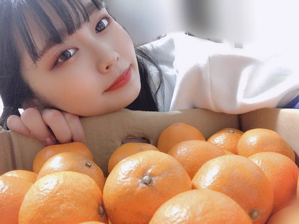 おはよう！お久しぶりです🤍愛媛に行った友達からみかんを大量にいただきました🍊食べ切れる気がしないのでなにかみかん使ったデザートでも作ろうかな❓#愛媛のみかん https://t.co/q68aZbDKPX
