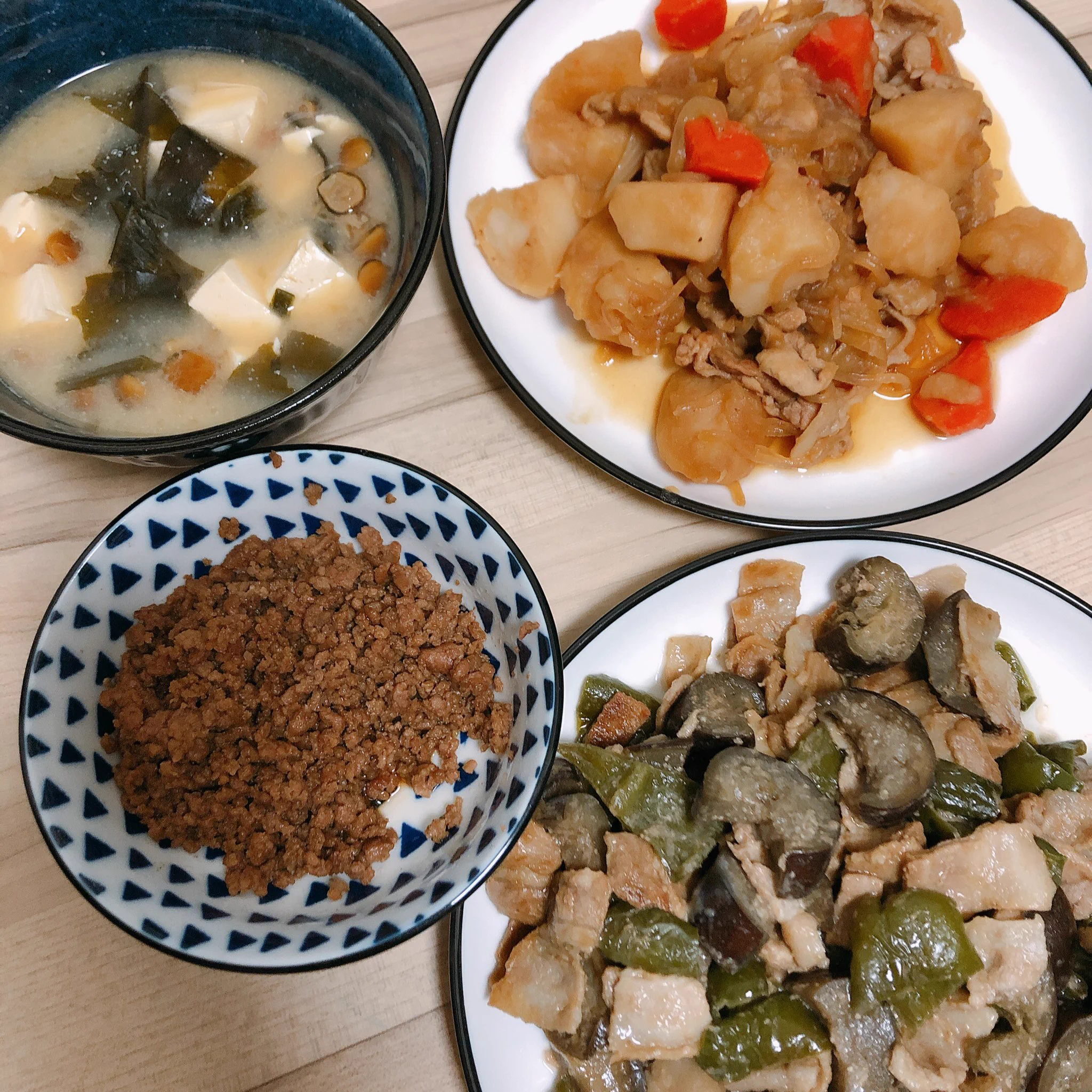 おはよう〜！今日のお昼、大量に作り過ぎた全然食べきれなかった🥲🥲🥲肉じゃがにグリンピース入れ忘れた🥲#肉じゃが #味噌炒め #味噌汁#余ったそぼろ #料理女子 https://t.co/I7af2UqVRs