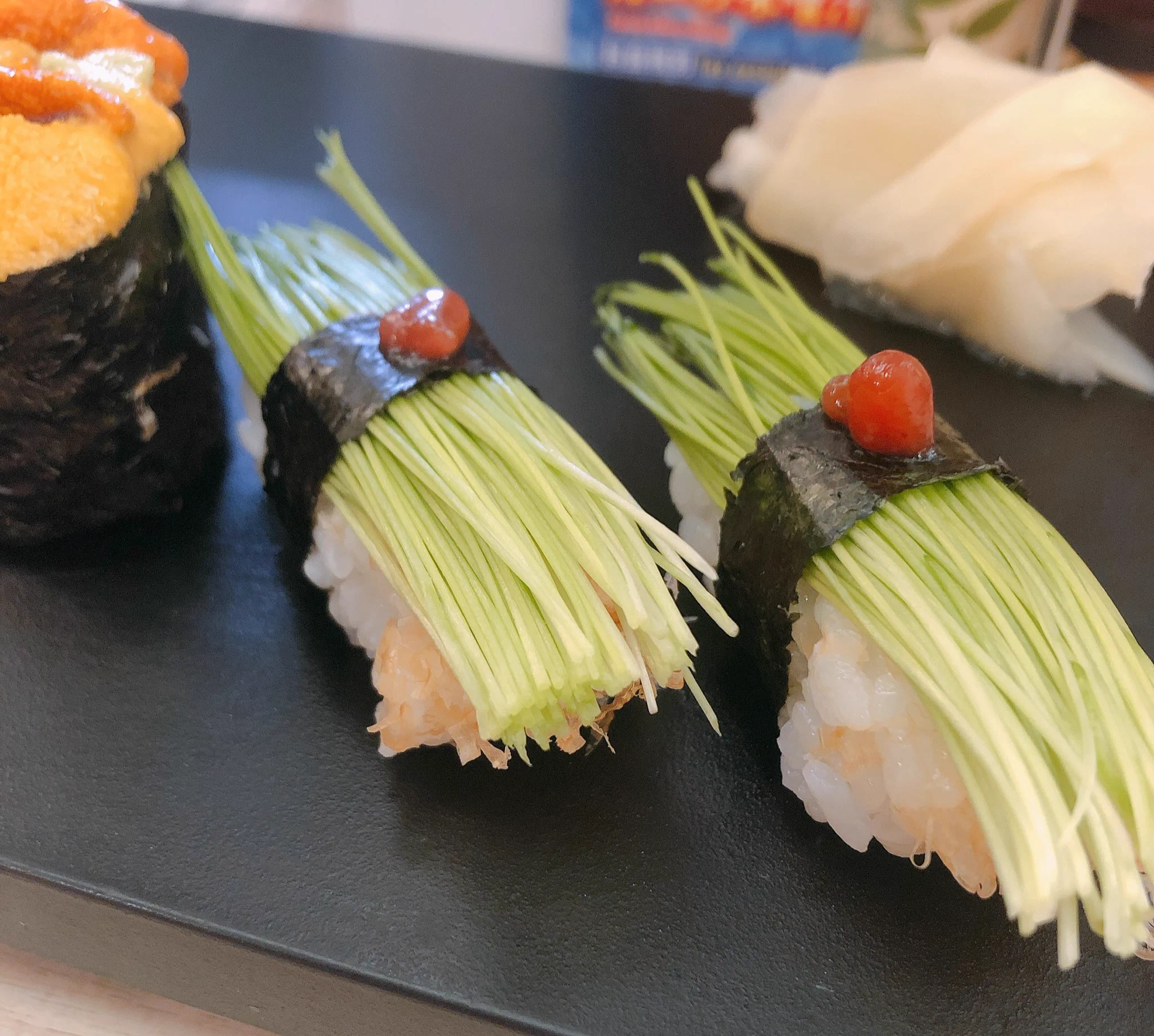 おはよう☀️昨日、マネージャーさんにお寿司🍣連れてきてもらいました！1番じゃないけど、1番並みに好きなネタ。芽ねぎだけ撮った（笑）芽ネギの美味しさわかる人いる？？なんかよく分かんないけど美味しいよね（笑）！🥰　　たくさん語った。🥲 https://t.co/A26eOJAj8I