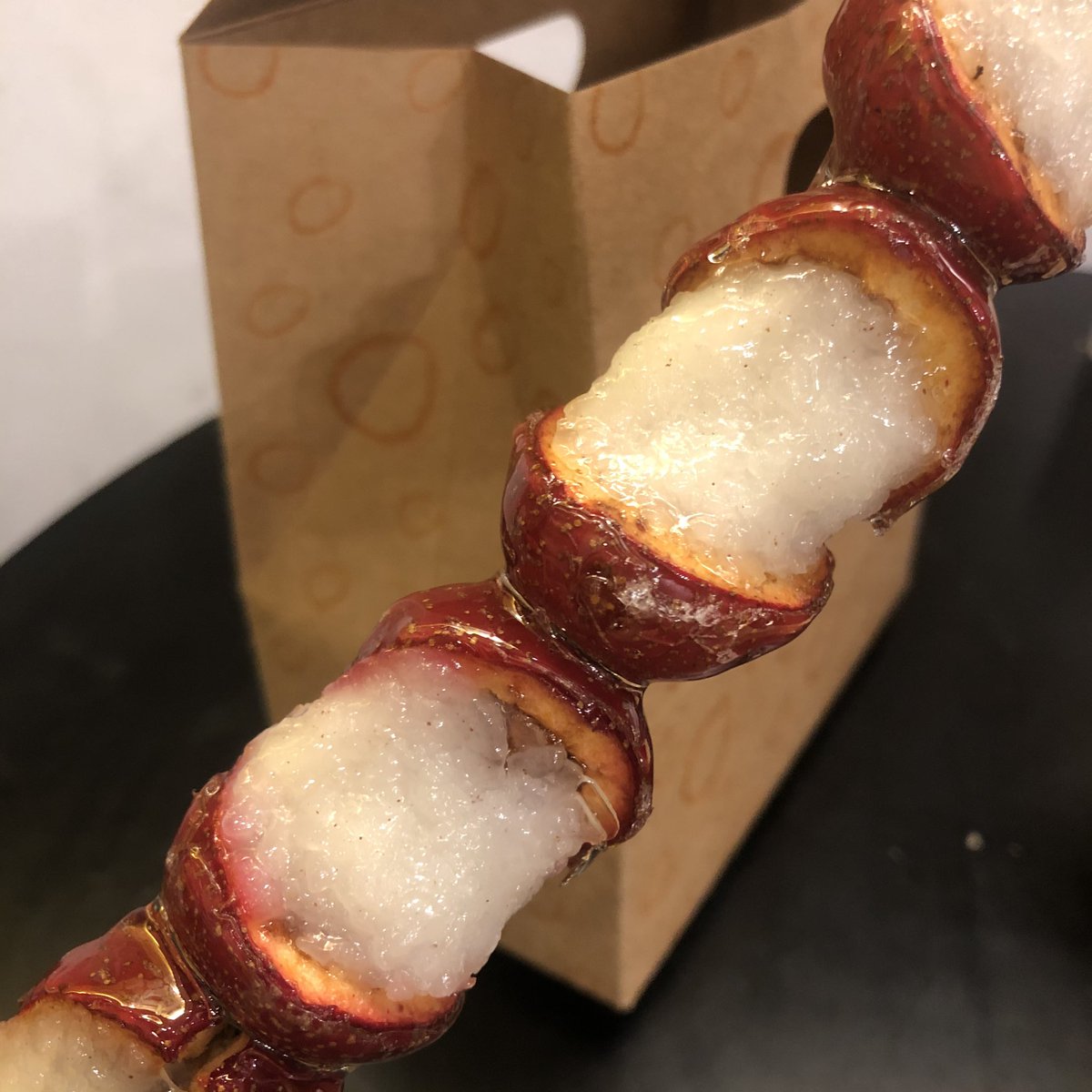 终于吃到了 其实就是糯米的味道 （不然呢） 比单独的山楂好吃 但还是没有冰糖草莓好吃🥺 https://t.co/AdnufFkfCC