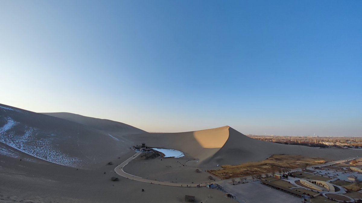 月牙泉和莫高窟 https://t.co/cU7HErnh2c