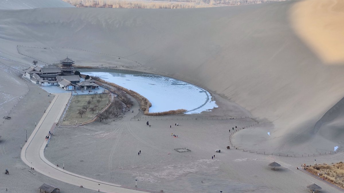 月牙泉和莫高窟 https://t.co/cU7HErnh2c