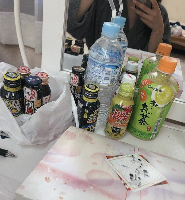 今年最後の撮影中📹
いつもメガシャキとか目を覚ます飲み物を用意してもらってます😂

そしてやりたかった役の撮影中です💖
お楽しみに(๑&gt;◡&lt;๑)

事務所に届いてたファンレター💌を読みながら頑張ってます💪🏽
いつもありがとう🥺✨元気もらってる。 https://t.co/vAoapTY4MI