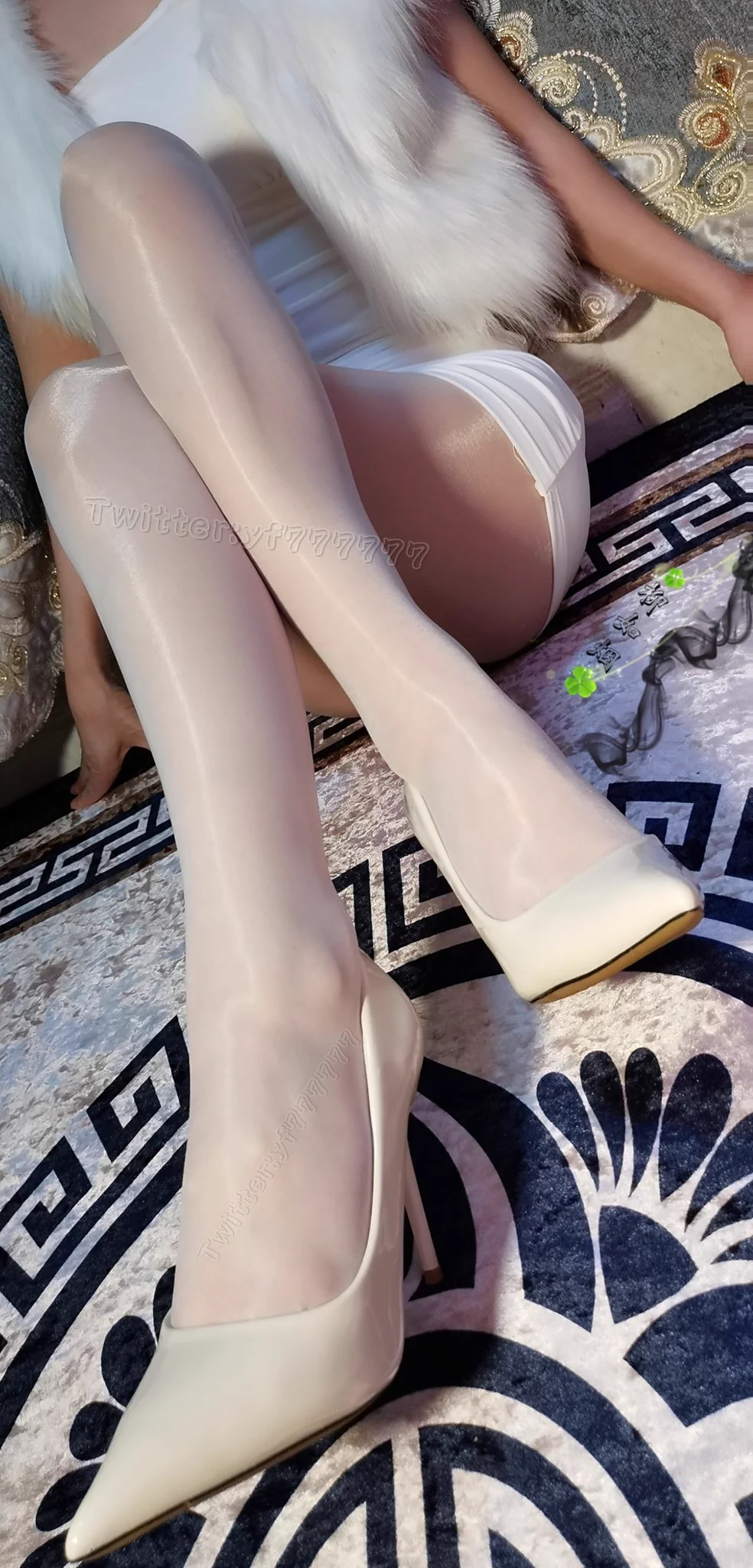 打开尘封已久的门扉，才明白，久违的晨曦把天际淬成了淡金。。。@Lingerie_0 https://t.co/NlZgb3IUa8