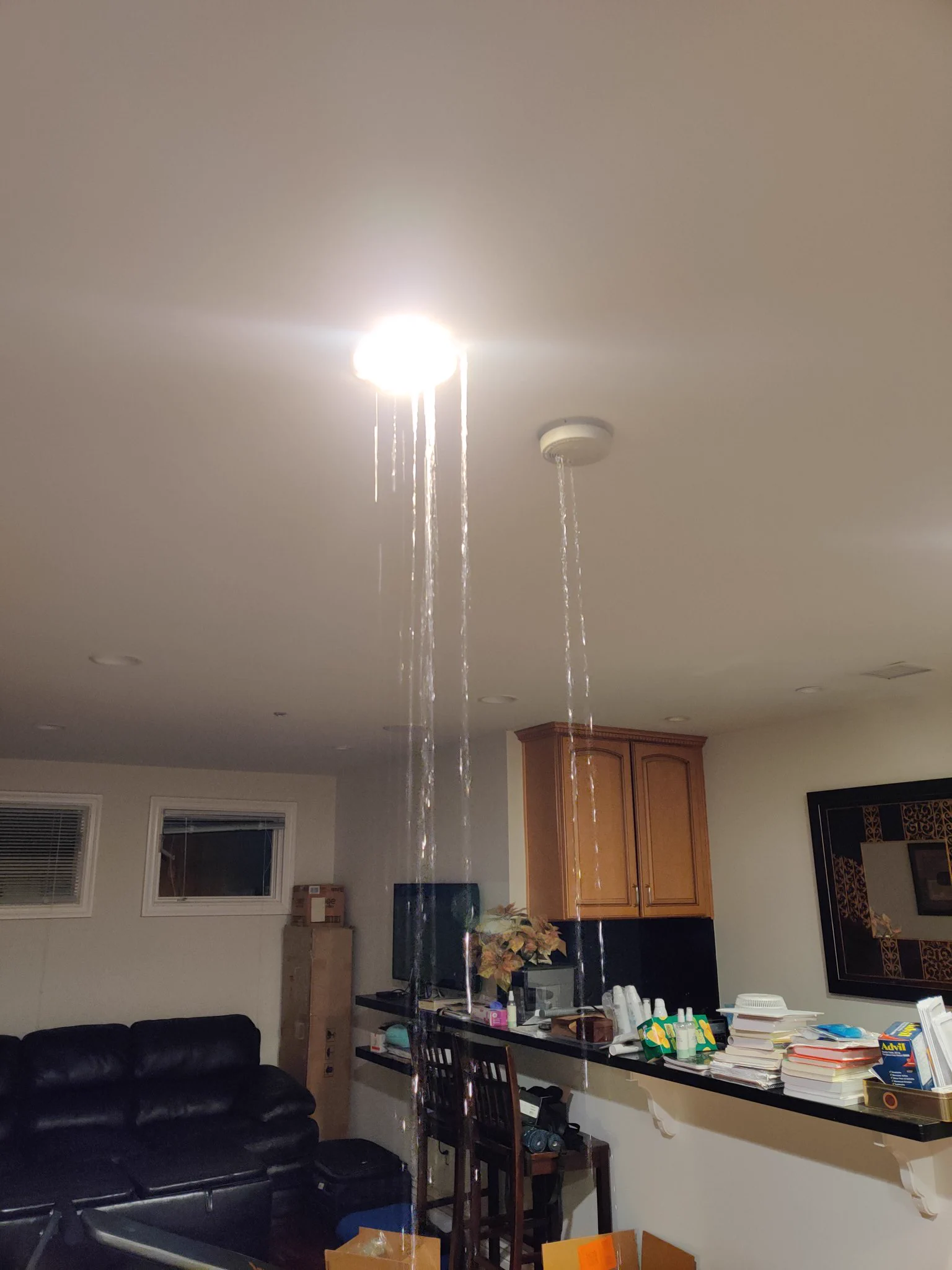 连日暴雨导致屋顶漏水，全家都被淹了。一楼大厅还好没什么损失，二楼卧室...wtm https://t.co/oq47mJPVIq