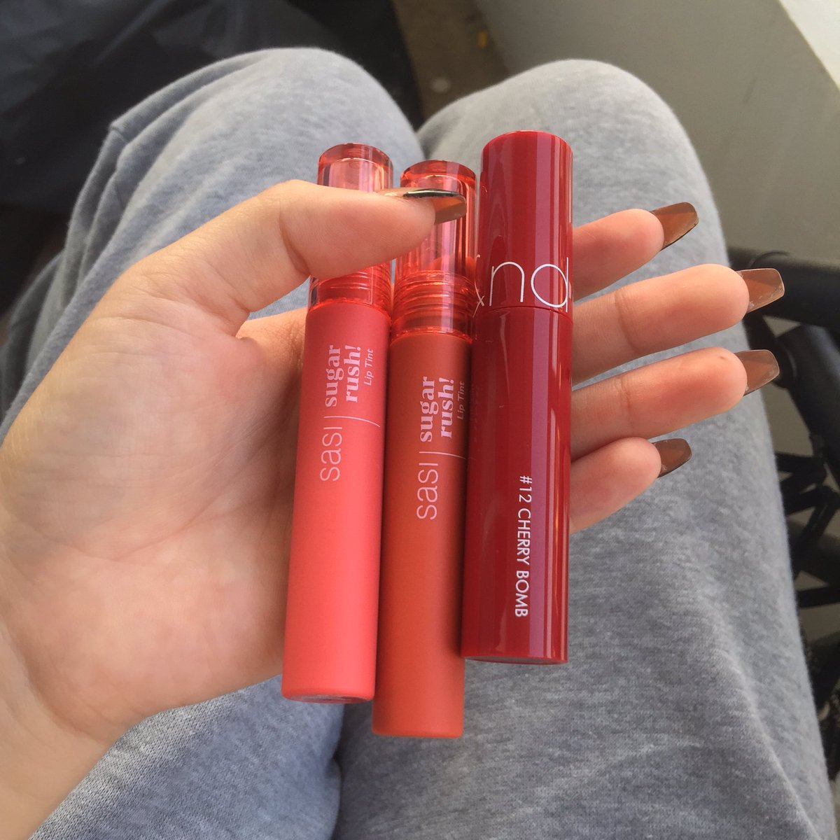 ลิปสามแท่งนี้.... Sasi เป็นทิ้นที่มีความชุ่มชื่นไม่แห้ง ส่วนRom@nd เป็นกลอสที่เยี่ยวมากกกกกกก ใครไม่มีคือพลาดดด คือมันดือมากที่สุด ได้ลุคใสๆ ไม่เคยผ่านชายใดมาก่อนนน #รีวิวลิป #ลิปsasi #ลิปกลอส #ทิ้น #ของถูกและดี #ของดีบอกต่อ https://t.co/dLKSGPRltB